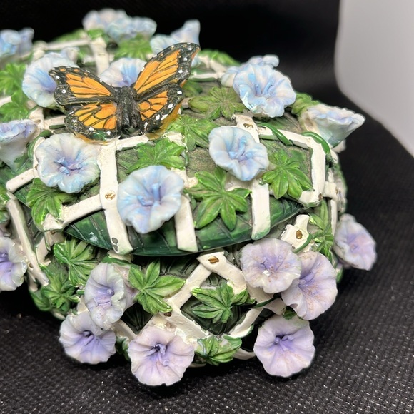 Butterfly on trellis of flowers Trinket dish with lid - Picture 14 of 14